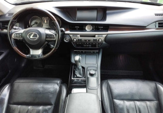 Подержанный автомобиль Lexus ES 2016 года (9 фото)