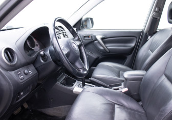 Подержанный автомобиль Toyota RAV4 2005 года (10 фото)