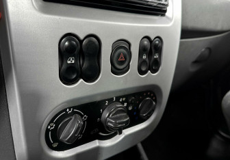 Подержанный автомобиль Renault Logan Sedan 2013 года (9 фото)