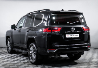 Подержанный автомобиль Toyota Land Cruiser Suv 2021 года (7 фото)