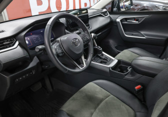 Подержанный автомобиль Toyota RAV4 2024 года (17 фото)