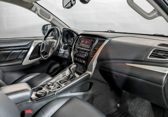 Подержанный автомобиль Mitsubishi Pajero Sport 2018 года (11 фото)