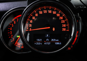 Подержанный автомобиль MINI Hatch 2018 года (16 фото)