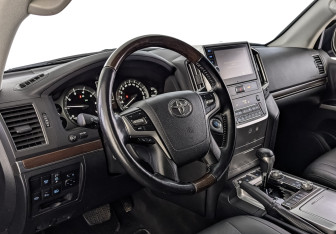 Подержанный автомобиль Toyota Land Cruiser Suv 2019 года (15 фото)