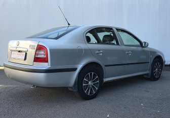 Подержанный автомобиль Skoda Octavia Liftback 2005 года (5 фото)