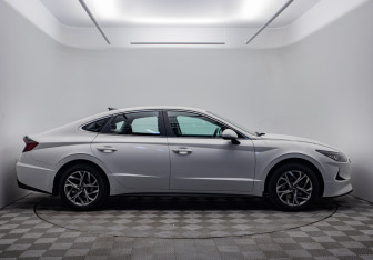 Подержанный автомобиль Hyundai Sonata 2021 года (4 фото)
