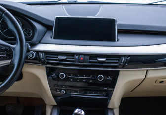 Подержанный автомобиль BMW X5 2015 года (14 фото)