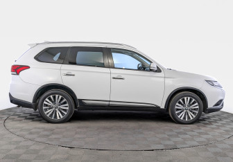 Подержанный автомобиль Mitsubishi Outlander 2019 года (4 фото)
