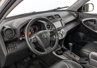Подержанный автомобиль Toyota RAV4 2012 года (15 фото)