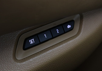 Подержанный автомобиль Cadillac Escalade Suv 2016 года (17 фото)