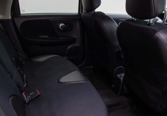 Подержанный автомобиль Nissan Note 2013 года (11 фото)