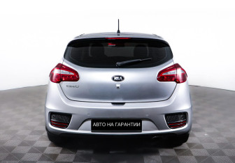 Подержанный автомобиль Kia Ceed Hatchback 2015 года (6 фото)