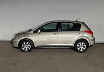 Подержанный автомобиль Nissan Tiida Hatchback 2008 года (8 фото)