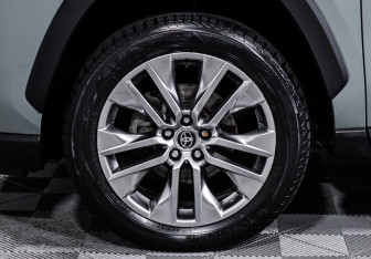 Подержанный автомобиль Toyota RAV4 2020 года (15 фото)
