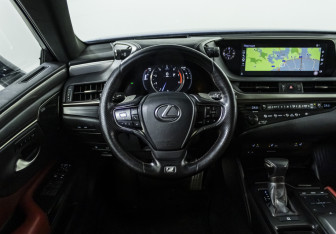 Подержанный автомобиль Lexus ES 2019 года (13 фото)