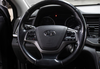 Подержанный автомобиль Hyundai Elantra Sedan 2018 года (17 фото)