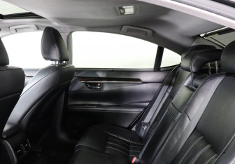 Подержанный автомобиль Lexus ES 2015 года (12 фото)