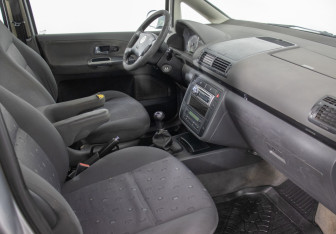 Подержанный автомобиль Volkswagen Sharan 2005 года (9 фото)