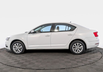 Подержанный автомобиль Skoda Octavia Liftback 2018 года (8 фото)