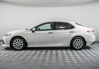 Подержанный автомобиль Toyota Camry Sedan 2019 года (8 фото)