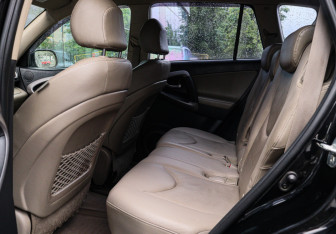 Подержанный автомобиль Toyota RAV4 2008 года (8 фото)