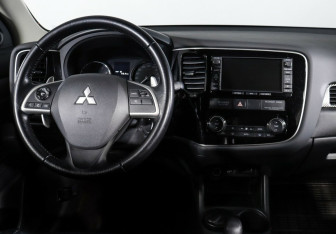 Подержанный автомобиль Mitsubishi Outlander 2013 года (10 фото)