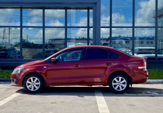 Подержанный автомобиль Volkswagen Polo Sedan 2012 года (8 фото)