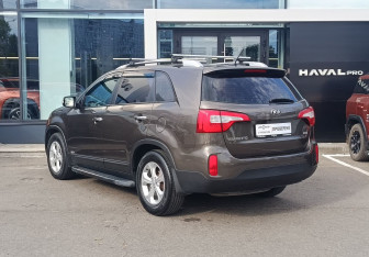 Подержанный автомобиль Kia Sorento 2015 года (7 фото)