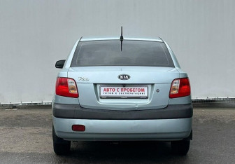 Подержанный автомобиль Kia Rio Sedan 2006 года (6 фото)