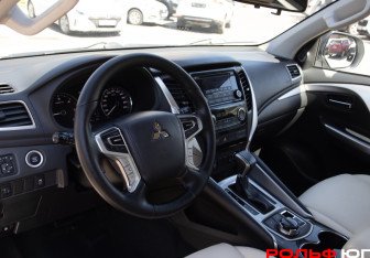 Подержанный автомобиль Mitsubishi Pajero Sport 2019 года (10 фото)