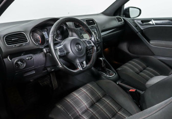 Подержанный автомобиль Volkswagen Golf GTI Hatchback 2012 года (7 фото)