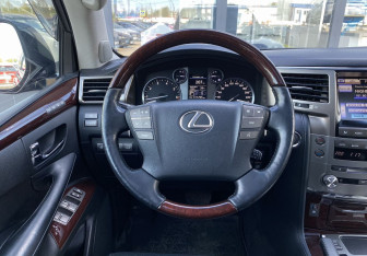 Подержанный автомобиль Lexus LX 2014 года (16 фото)