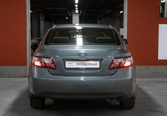 Подержанный автомобиль Toyota Camry Sedan 2006 года (6 фото)