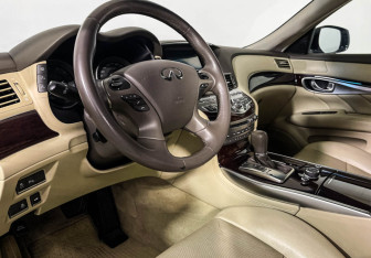 Подержанный автомобиль Infiniti Q70 2015 года (13 фото)