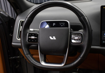 Подержанный автомобиль LiXiang L9 2023 года (18 фото)