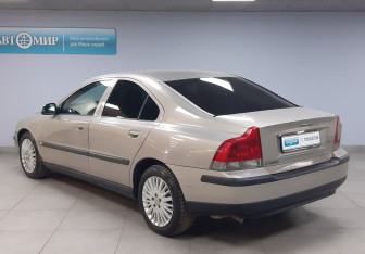 Подержанный автомобиль Volvo S60 2001 года (7 фото)