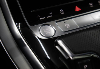 Подержанный автомобиль Audi Q8 2019 года (18 фото)