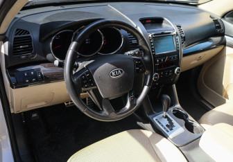 Подержанный автомобиль Kia Sorento 2011 года (13 фото)