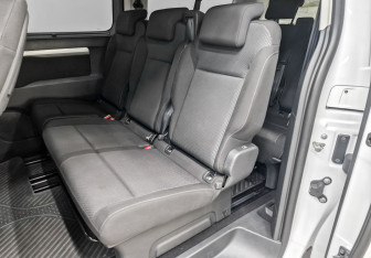 Подержанный автомобиль Peugeot Traveller 2022 года (12 фото)