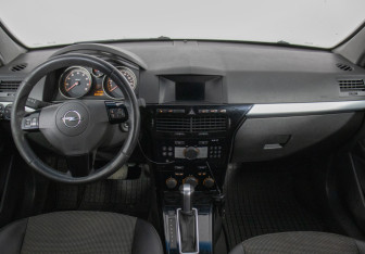 Подержанный автомобиль Opel Astra Sedan 2008 года (13 фото)
