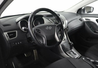 Подержанный автомобиль Hyundai Elantra Sedan 2013 года (9 фото)