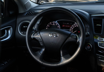 Подержанный автомобиль Infiniti QX60 2017 года (16 фото)