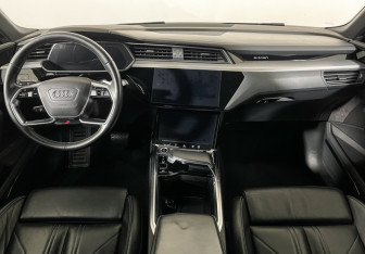 Подержанный автомобиль Audi e-tron 2021 года (12 фото)