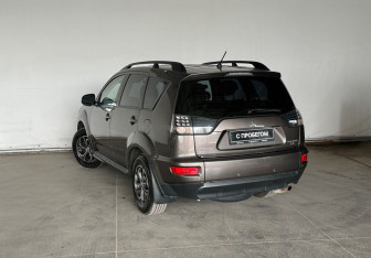 Подержанный автомобиль Mitsubishi Outlander 2011 года (7 фото)