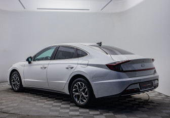 Подержанный автомобиль Hyundai Sonata 2022 года (7 фото)