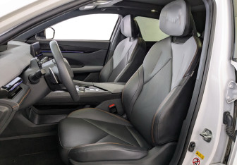 Подержанный автомобиль Changan UNI-V 2023 года (25 фото)