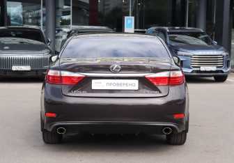 Подержанный автомобиль Lexus ES 2015 года (6 фото)