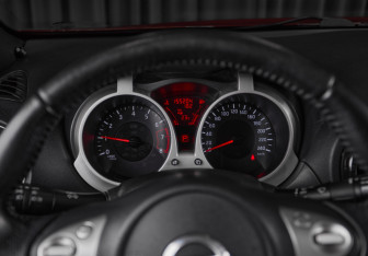 Подержанный автомобиль Nissan Juke 2012 года (16 фото)