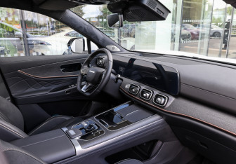 Подержанный автомобиль Jaecoo J8 2024 года (11 фото)