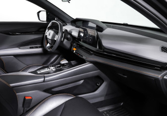 Подержанный автомобиль Changan UNI-V 2023 года (11 фото)